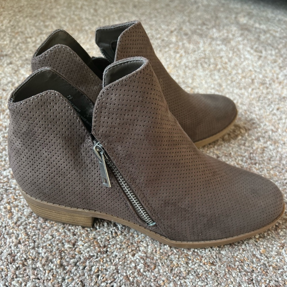 NWT Universal Thread Taupe Brown Bootie Size 7.5